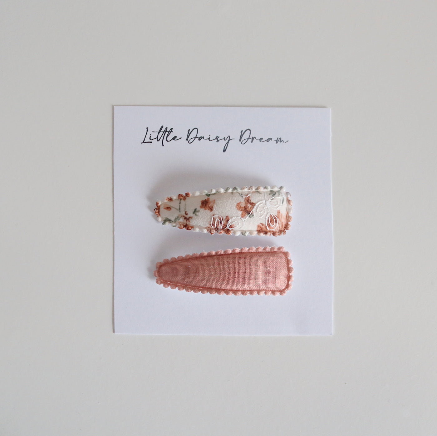 Clips / Embroidered Roses
