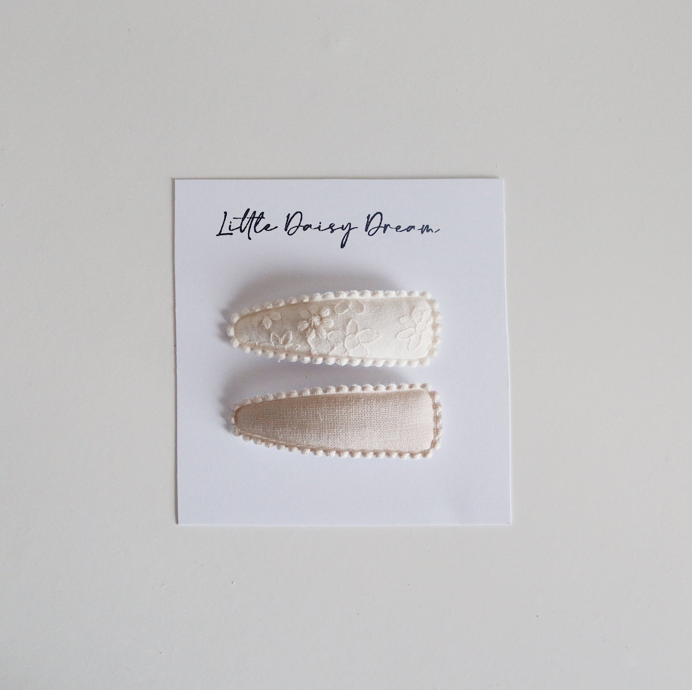 Clips / Beige Embroidered