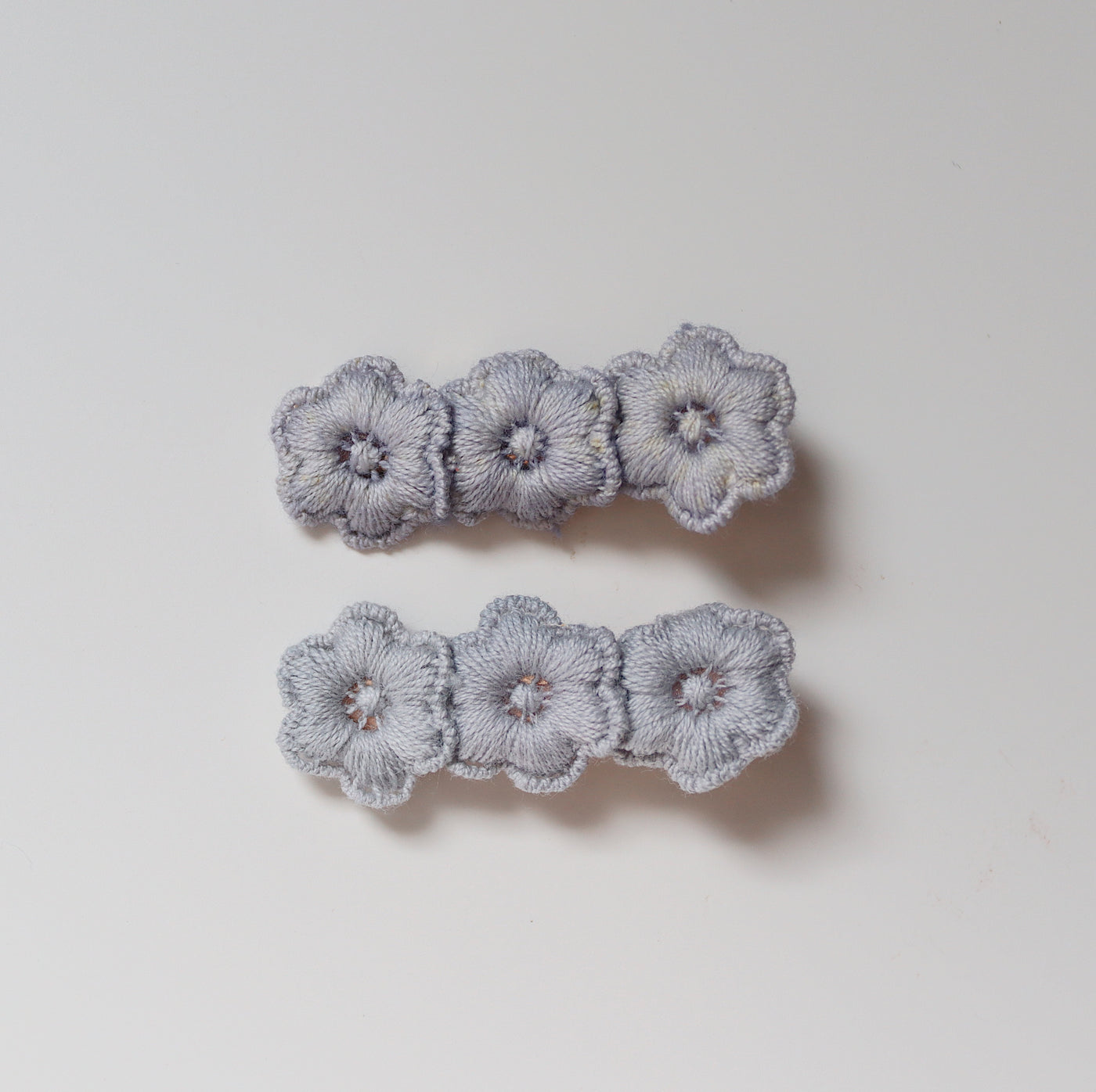 Clips / Grey Crochet Blossom